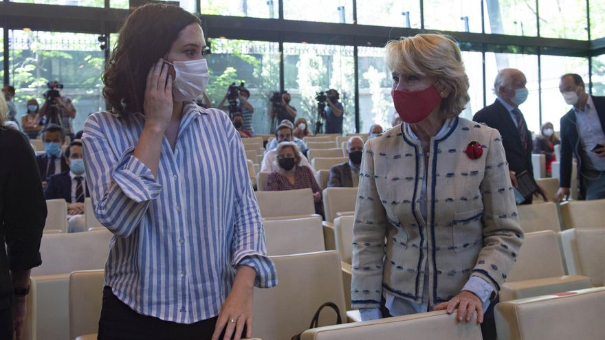 Imagen de recurso presidenta en funciones de la Comunidad de Madrid, Isabel Díaz Ayuso (i), conversando con la que fuera ministra de Educación y Cultura, presidenta del Senado y de la Comunidad de Madrid, Esperanza Aguirre.