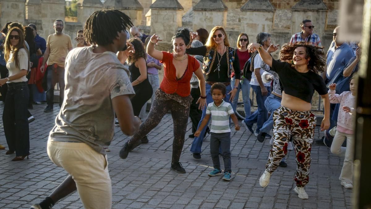 X Noche Negra Córdoba exhibición de percusión y danza africana y taller de danza de camerún