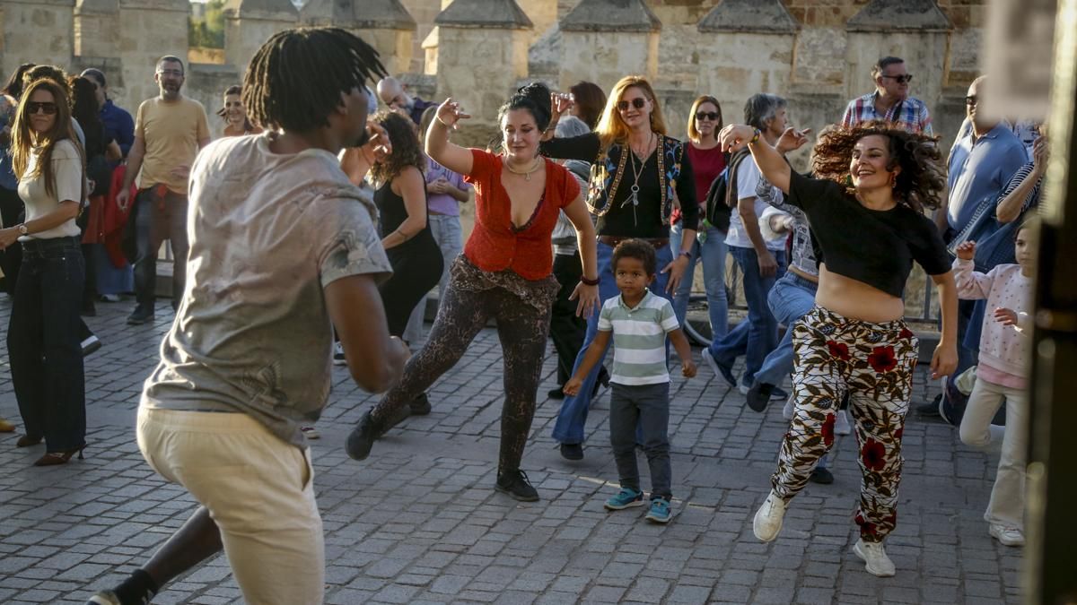 X Noche Negra Córdoba exhibición de percusión y danza africana y taller de danza de camerún
