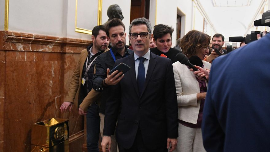 El ministro de la Presidencia, Relaciones con las Cortes y Justicia, Félix Bolaños, a su salida de una sesión plenaria, en el Congreso de los Diputados.