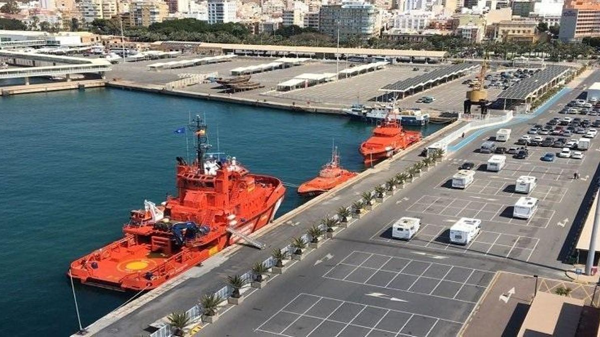 Se elevan a 39 los rescatados en el mar de Alborán mientras Marruecos se encarga de la patera con 45