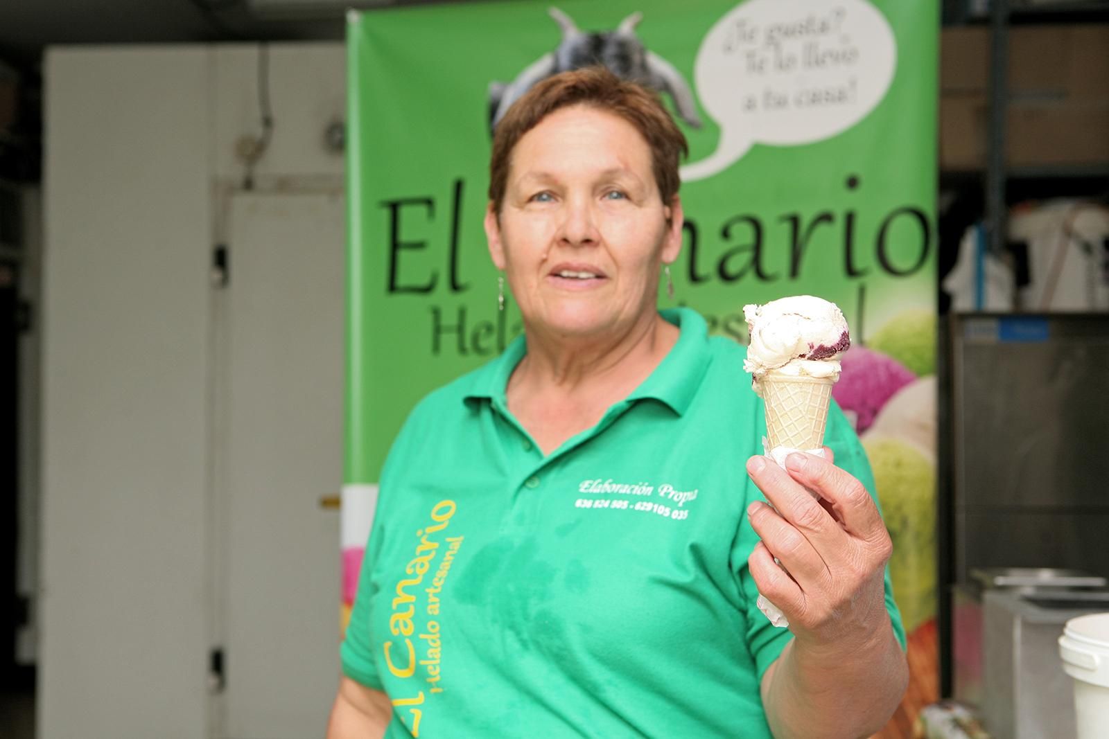 Yolanda, con un helado de mantequilla de manises, tostada y arándanos (ALEJANDRO RAMOS)