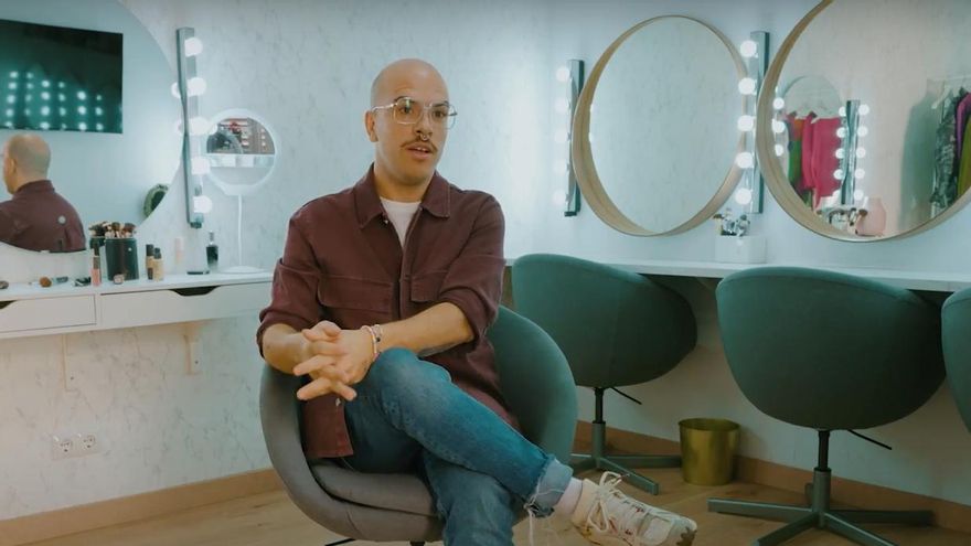 Víctor Santana, maquillador profesional e 'influencer', en el programa '¿Quedamos online?', de Informe Trópico