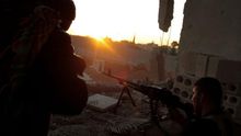 Presos del EI se amotinan en una prisión y algunos escapan en Siria.