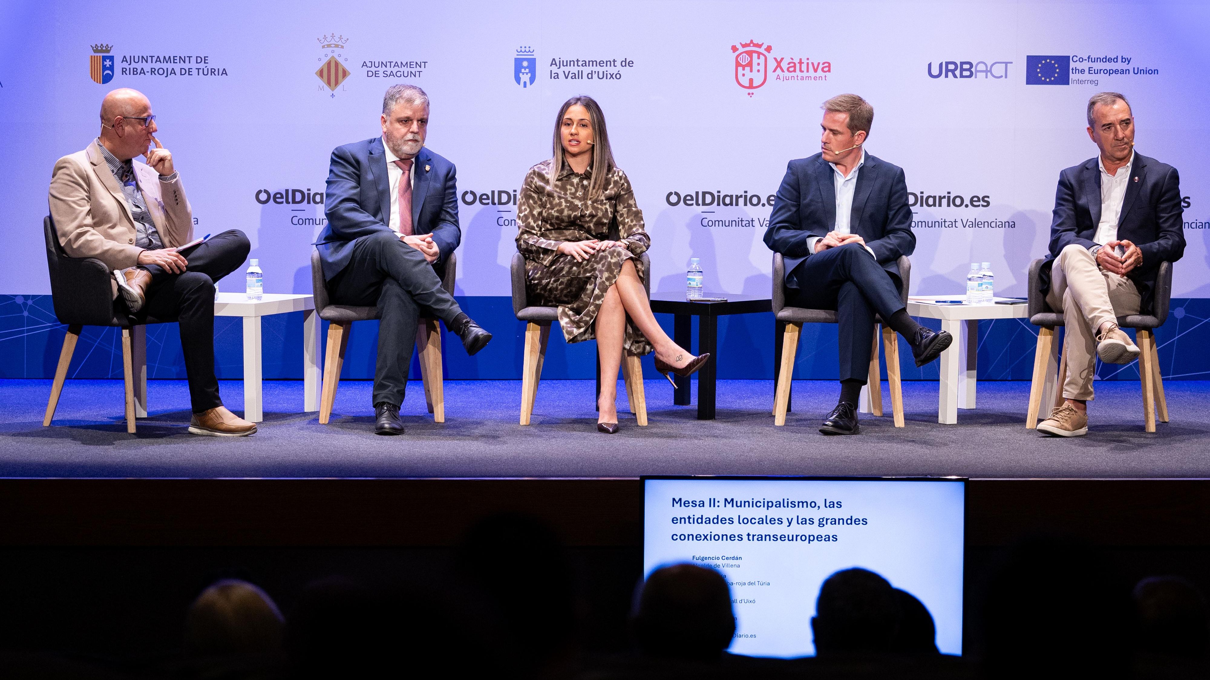 El periodista de elDiario.es Miguel Giménez junto a los alcaldes de Villena, Fulgencio Cerdán; la Vall d'Uixò, Tania Baños; Xàtiva, Roger Cerdà; y Riba-roja del Túria, Robert Raga, en el II Foro Municipalista Corredor Mediterráneo.