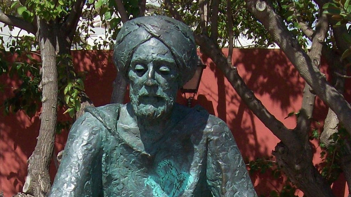 Estatua de Ibn al-Baytar en Benalmádena.