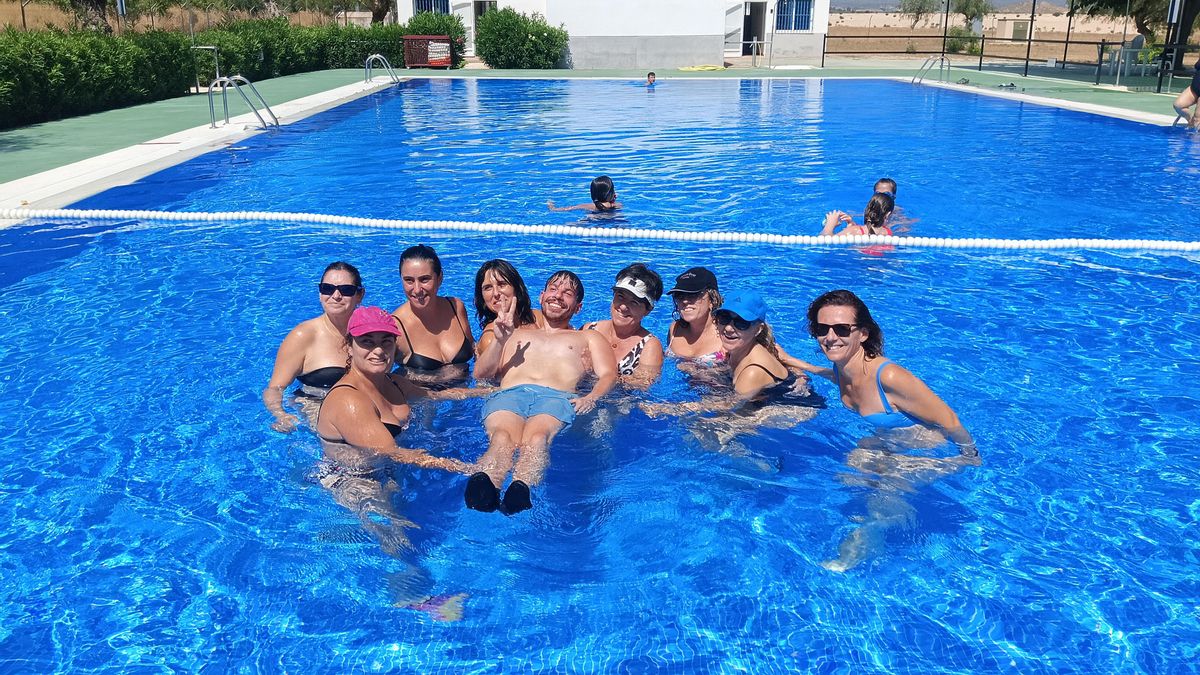 Uno de los grupos de aquagym junto a su monitor, Manuel Jesús.
