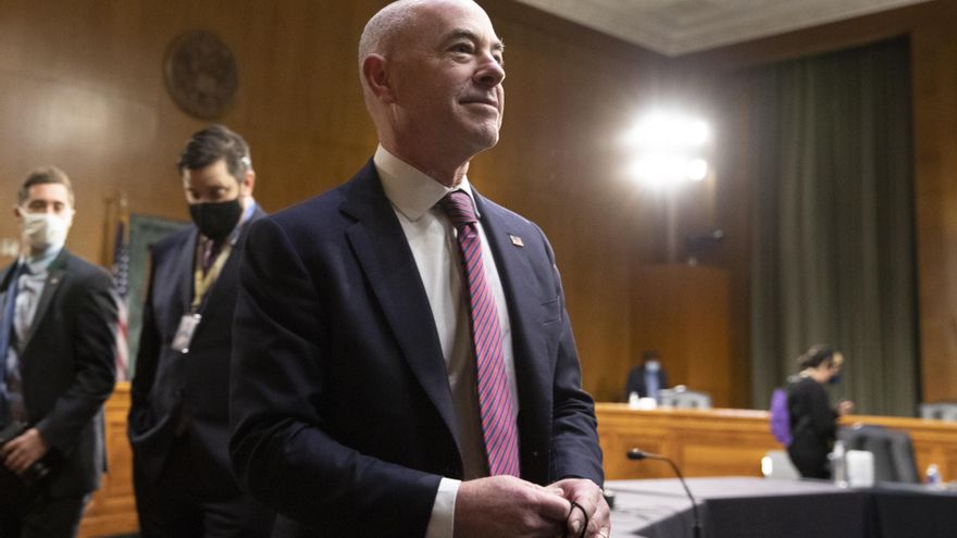 Mayorkas: las fronteras de EE.UU. "no están abiertas” y continuarán las expulsiones