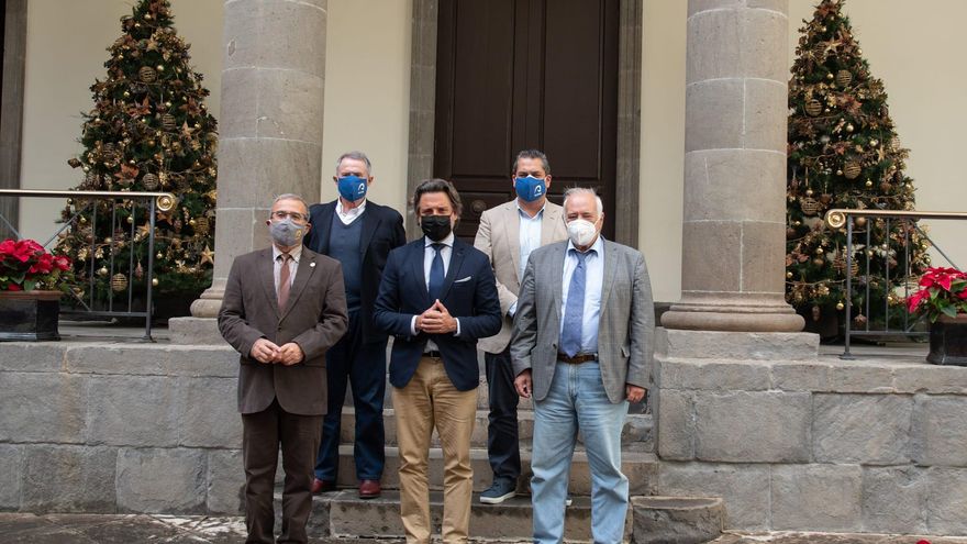 Jesús León, Paco Rubio, Gustavo Matos, Miguel Angel Acosta y Emilio Mayoral, en el Parlamento de Canarias