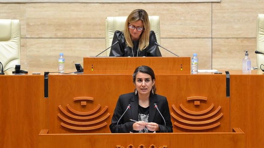 Irene de Miguel (UPE) y tras ella la presidenta de la Asamblea, Blanca Martín