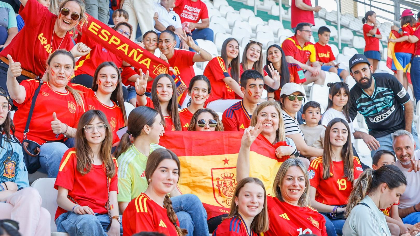 Afición en el partido de la selección femenina  España - Ucrania