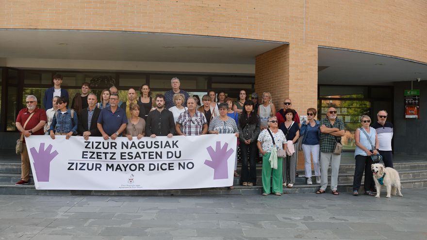 Zizur Mayor (Navarra) se concentra para condenar el asesinato machista de una vecina