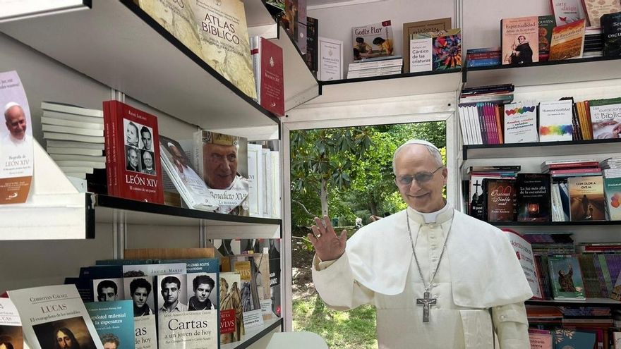 Una imagen del Papa León XIV en la 84.ª edición de la Feria del Libro de Madrid, a 7 de junio de 2026
