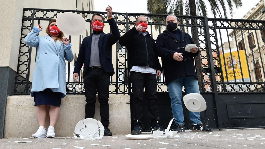 Hostemur se suma a la iniciativa de Hostelería de España y convoca un nuevo acto como protesta ante el maltrato al sector hostelero durante la pandemia consistente en la rotura de unos platos simbólicos frente a la Delegación del Gobierno