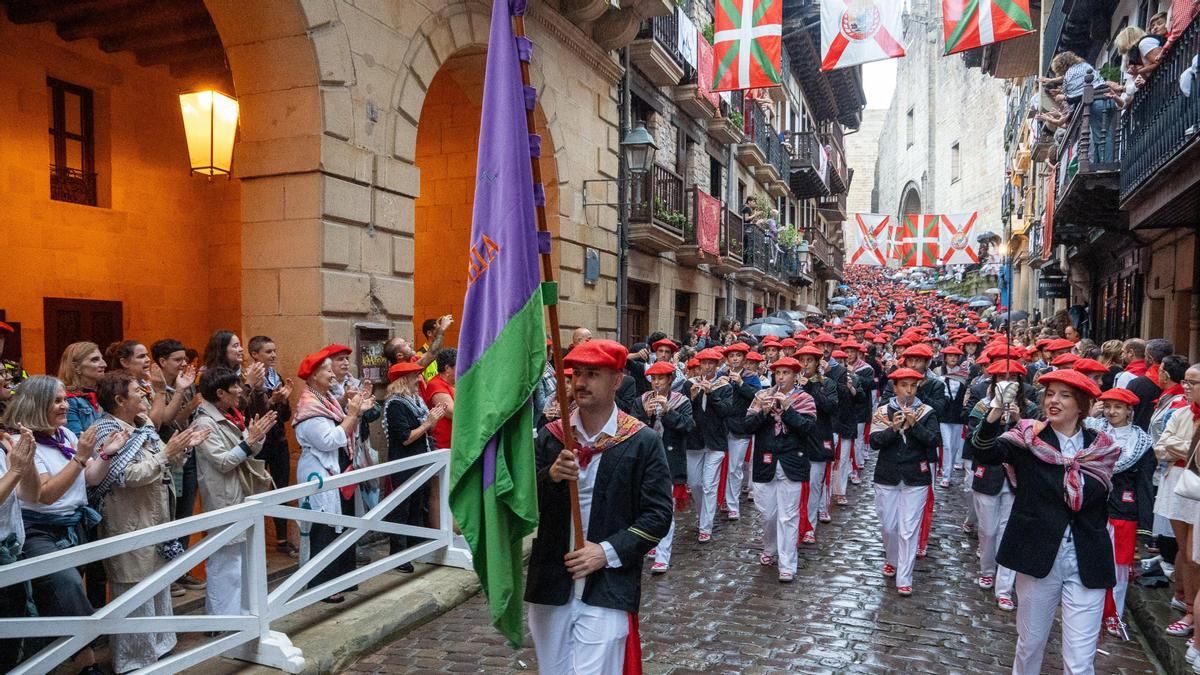PNV y PSE-EE cargan contra el plan de igualdad de Hondarribia por el Alarde: "No es un buen día para la política"