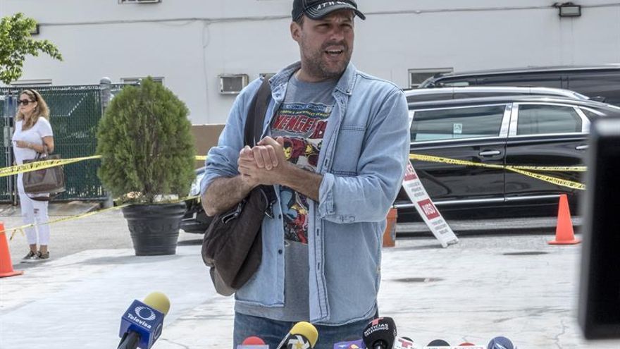 El hijo del cantante mexicano José José, José Joel Sosa, habla con la prensa este miércoles en la puerta de la funeraria Caballero Rivero en el barrio de la Pequeña Habana en Miami, Florida (Estados Unidos).