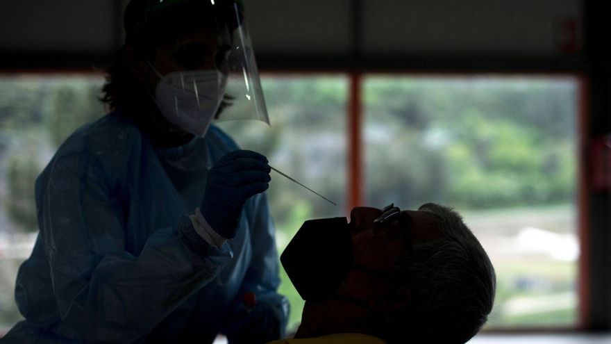 Sanitaria haciendo una PCR.