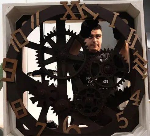 Jesús Quirós con una de sus creaciones de chocolate