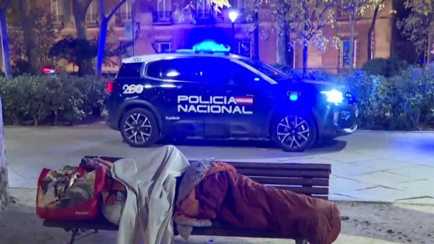 Encuentran muerto a un sinhogar que dormía en unos jardines cercanos al Paseo del Prado