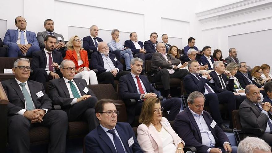 Lo que Page se dejó en el cajón durante el Debate de Castilla-La Mancha y le piden las asociaciones