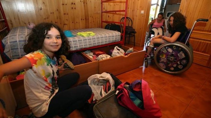 César Sánchez / ICAL Varios niñas deshacen sus maletas a la llegada al XIX Campamento Aspaym en Cubillos del Sil (León)