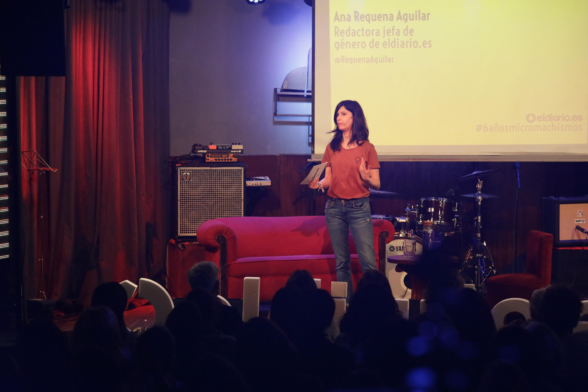 Ana Requena Aguilar , redactora jefa de género de eldiario.es dando la bienvenida al público