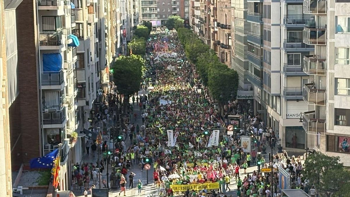 La calle Colón abarrotada de manifestantes.