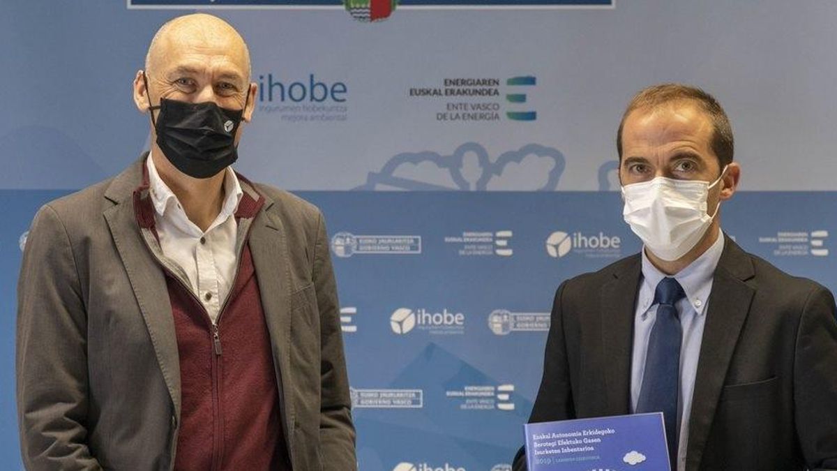 Los directores generales del EVE, Iñigo Ansola, y de Ihobe, Alexander Boto, presentan el Inventario de Emisiones de Gases de Efecto Invernadero de Euskadi.