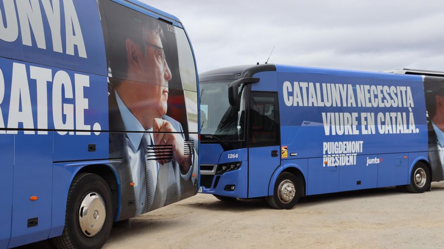 Dentro del bus de fans de Puigdemont: “Dos horas de viaje no es nada comparado con lo que le han hecho a él”