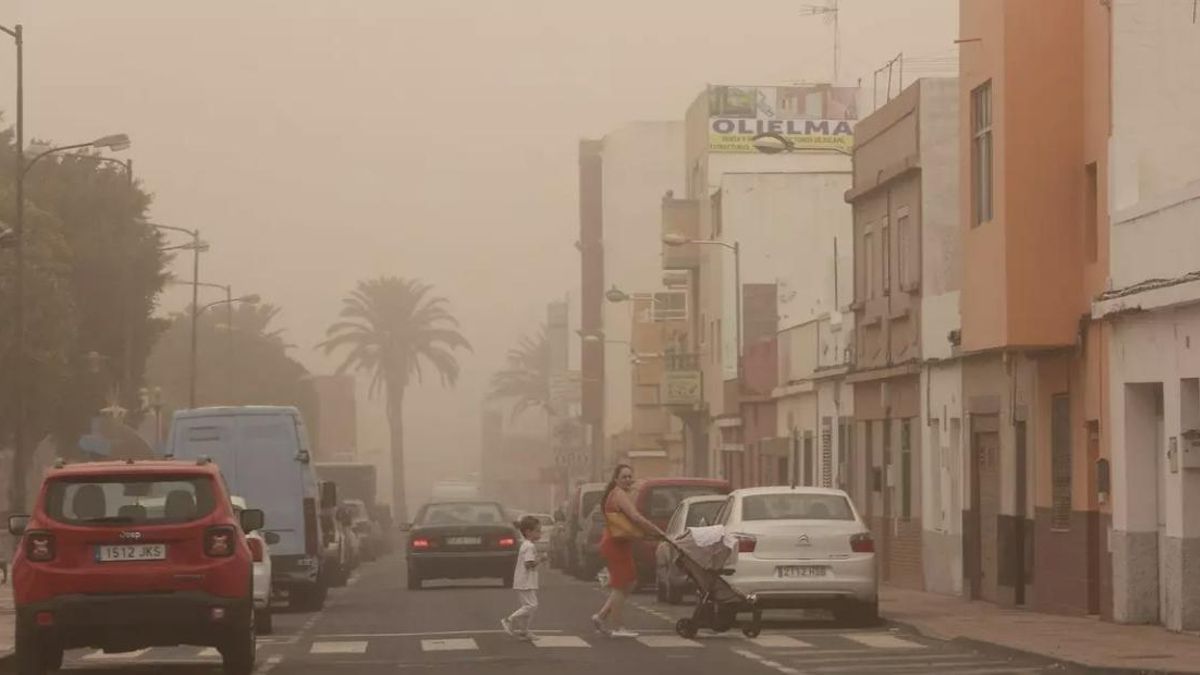 Imagen de archivo de un episodio de calima en Canarias Alejandro Ramos