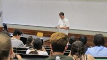 Un profesor durante un examen de la PAU