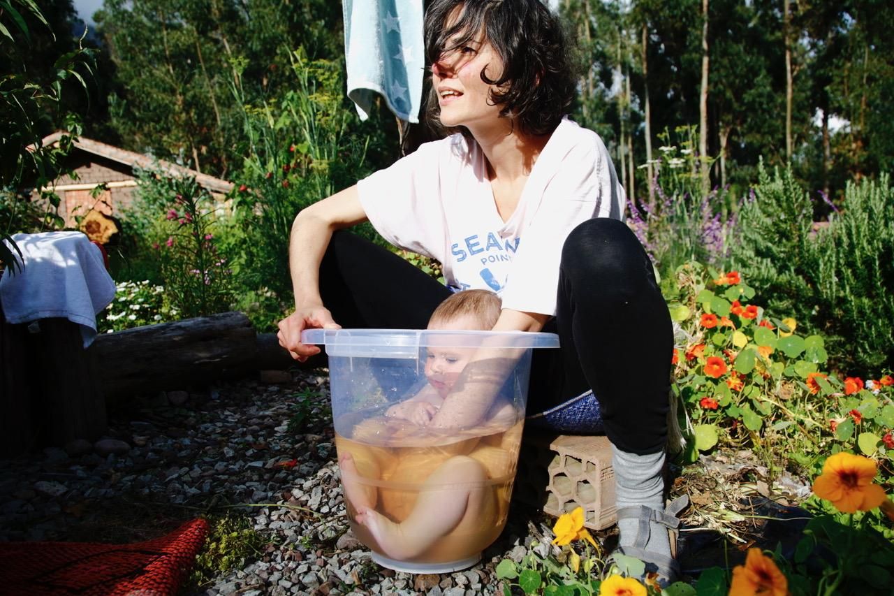 Na Luz, la filla de Violeta Lópiz, té una infància que a la il·lustradora li recorda la seua a Eivissa