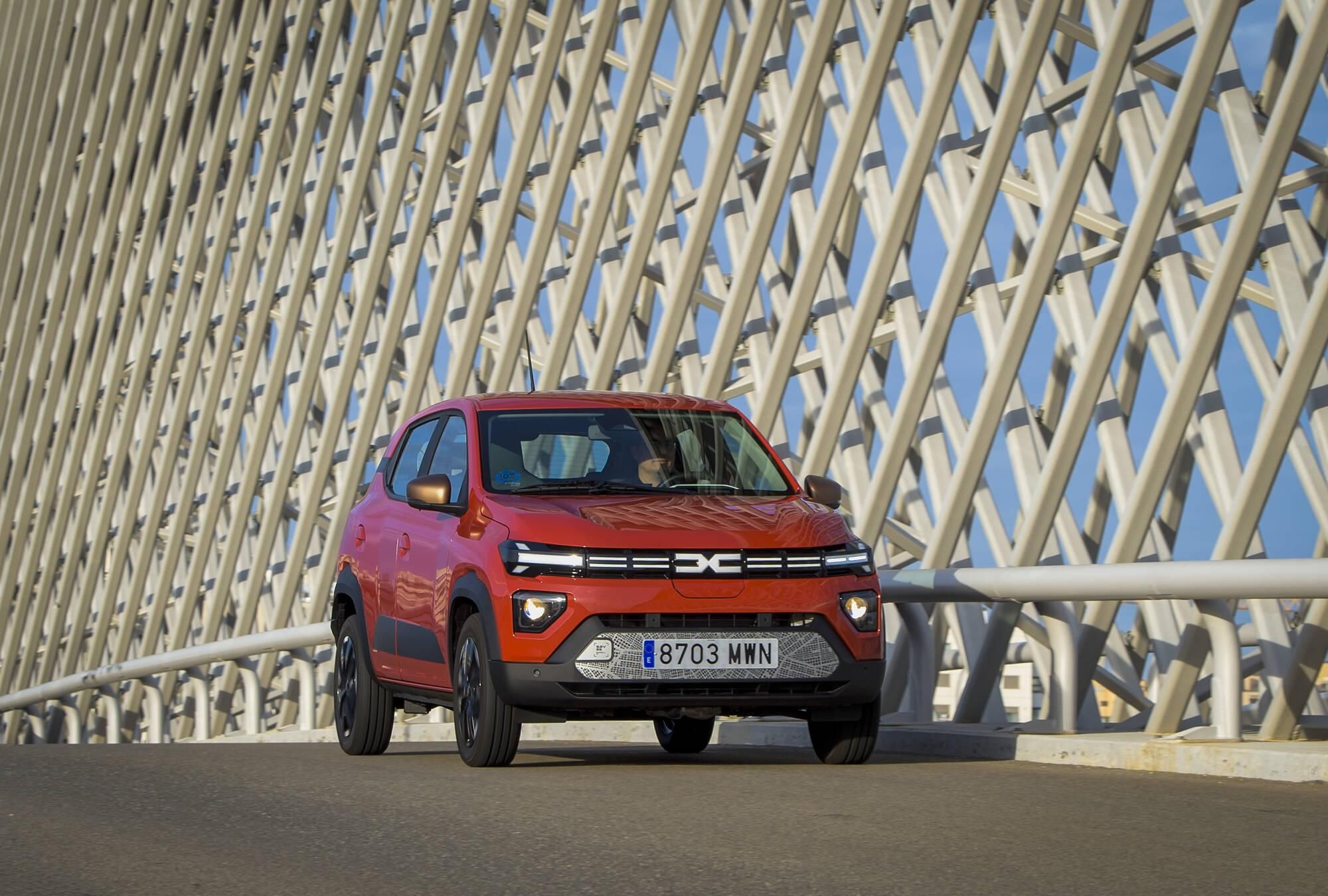 El Dacia Spring es uno de los eléctricos que mejor parados sale de la comparativa.