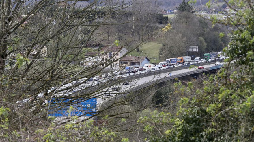 Cinco heridos en un choque múltiple al perder un camión su carga de carbón en un túnel de la A-66 en Oviedo
