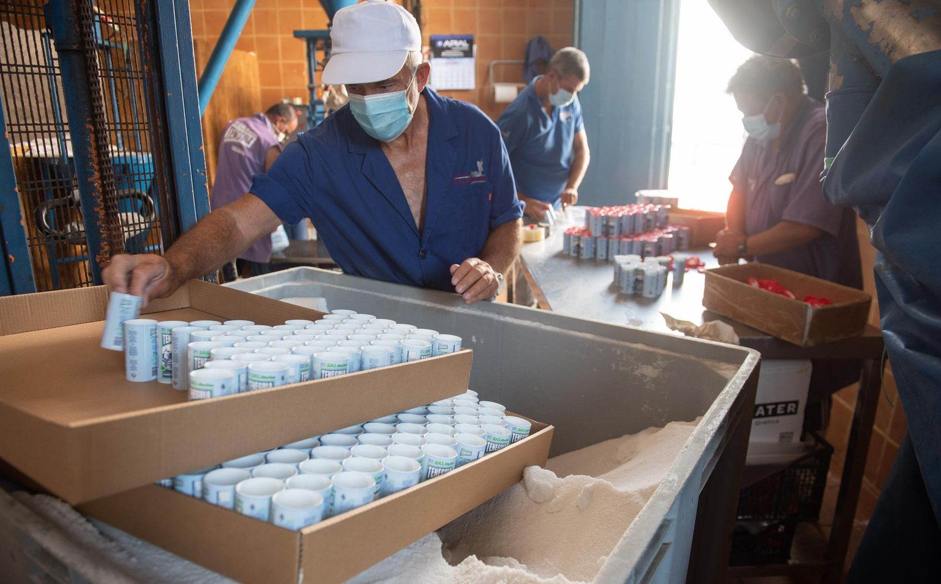 Empaquetado de sal en Fuencaliente, La Palma