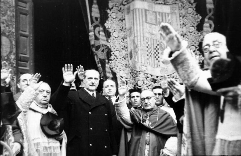 Esteban de Bilbao, ministro de Justicia, y Pla y Deniel, arzobispo primado, durante la entrada de este último en Toledo