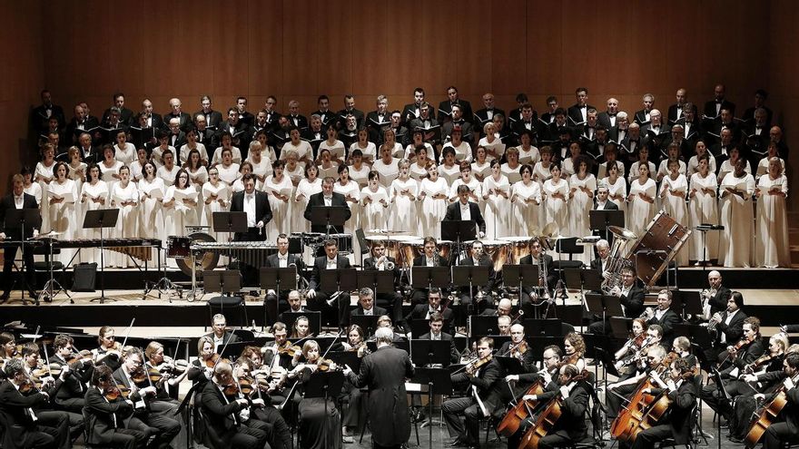 El Orfeón Pamplonés interpretando, en un concierto, la Novena Sinfonía de Beethoven.