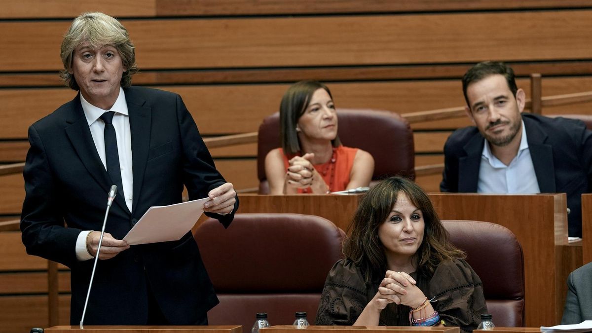 El líder del PSOE de Castilla y León, Carlos Martínez, durante el Pleno de las Cortes.