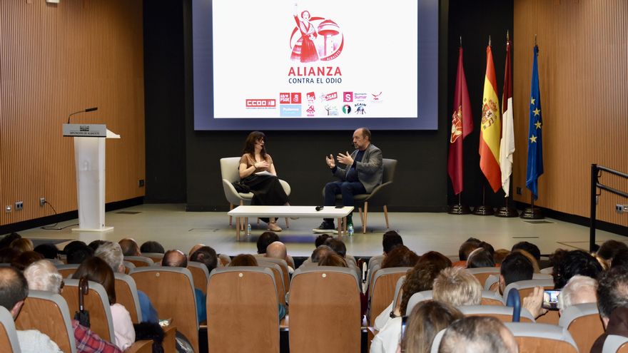El periodista Jesús Maraña apela en Albacete a combatir la desinformación y los bulos: "Los gobiernos deben regular"