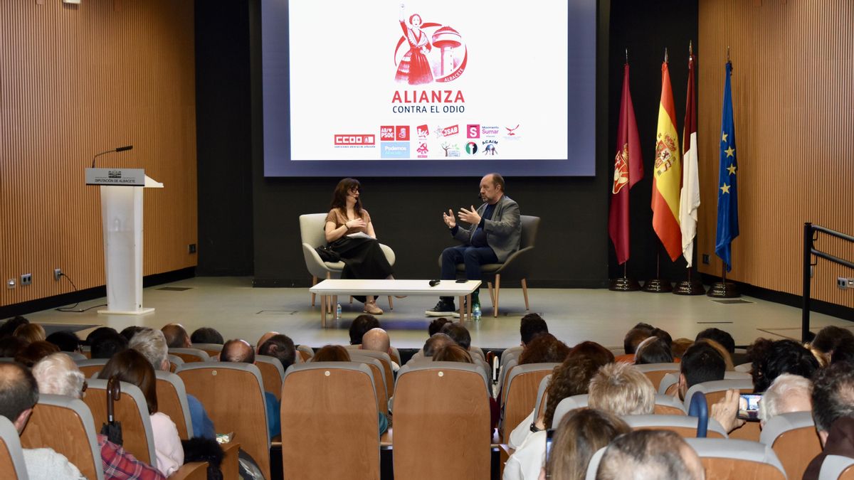 El periodista Jesús Maraña apela en Albacete a combatir la desinformación y los bulos: "Los gobiernos deben regular"