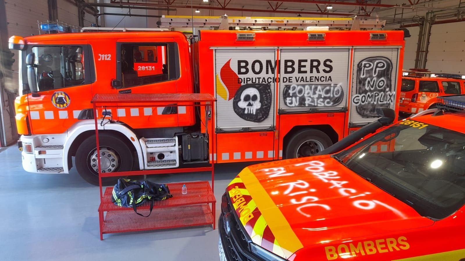 Pintadas a modo de protesta en los vehículos de bomberos del Consorcio.
