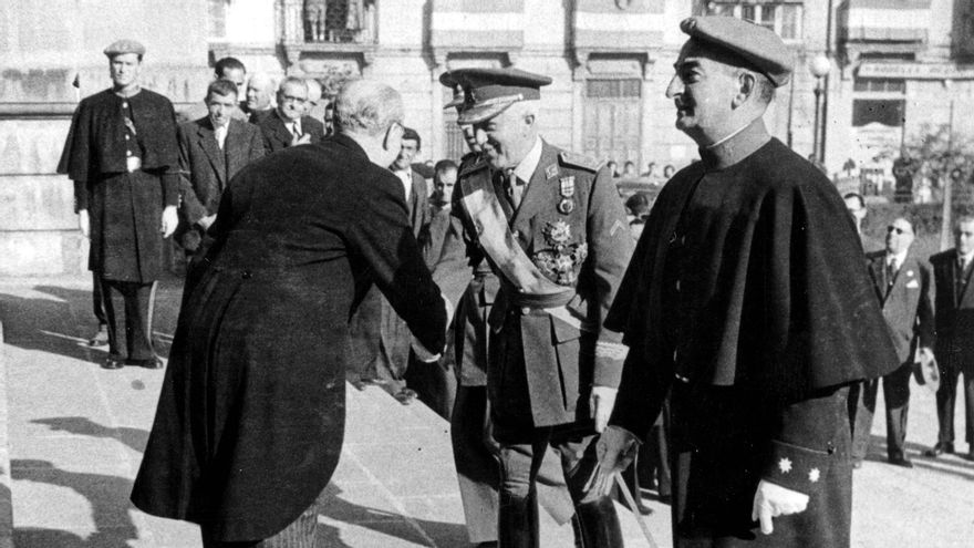 Camilo Alonso Vega, de uniforme militar, junto a un agente del cuerpo de Miñones, en una recepción en la Diputación de Álava en 1956