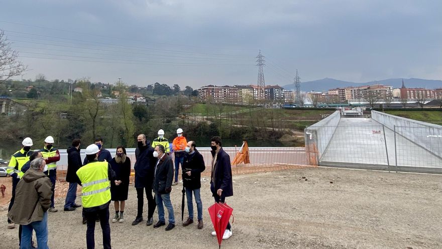 Los concejales de torrelavega visitan las obras de la pasarela sobre el Saja-Besaya