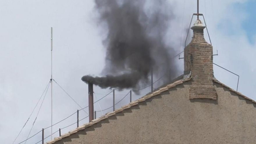 Segunda fumata negra para elegir al papa en un cónclave que crece en intensidad
