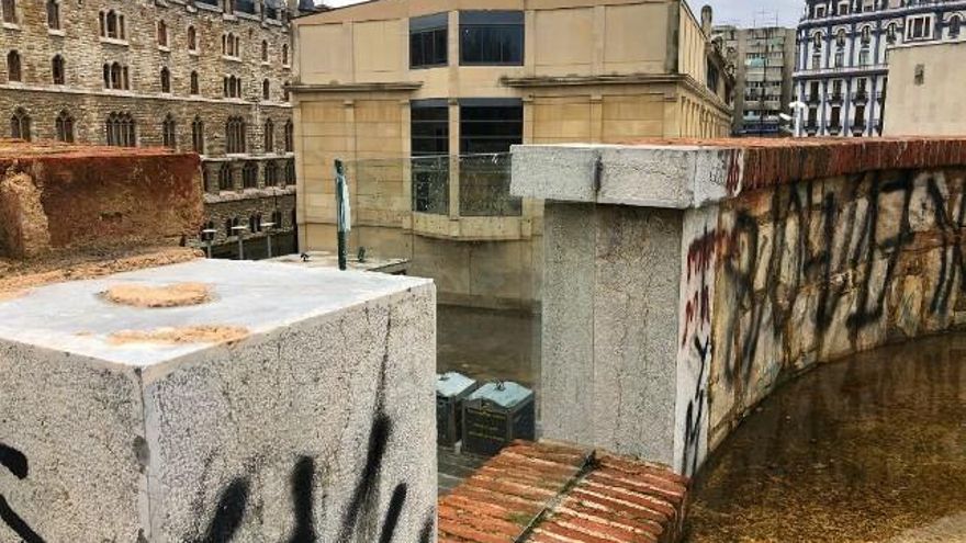 Pintadas y roturas en la muralla paseable del Cid.