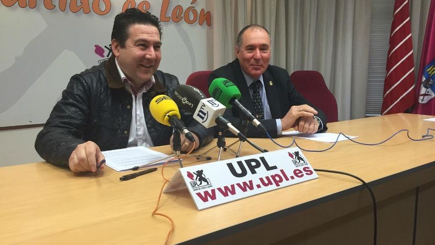 El procurador autonómico Luis Mariano Santos y el secretario general de UPL, Eduardo López Sendino, en la rueda de prensa de hoy.