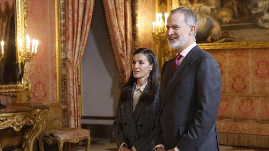 Los reyes, Felipe VI y Letizia, esperan a los asistentes a la reunión del Patronato de la Fundación Princesa de Girona que ha tenido lugar este miércoles en el Palacio Real de Madrid.