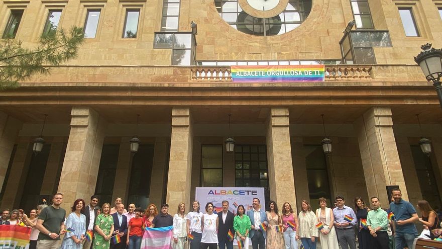 Cuando el PP gobierna sin Vox, sí ondea la bandera LGTBI: en Albacete los símbolos son "protegidos"