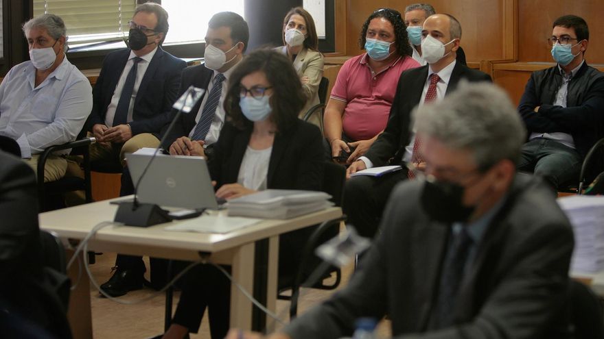 Algunos de los imputados en el juicio por el incendio de residuos peligrosos en Chiloeches