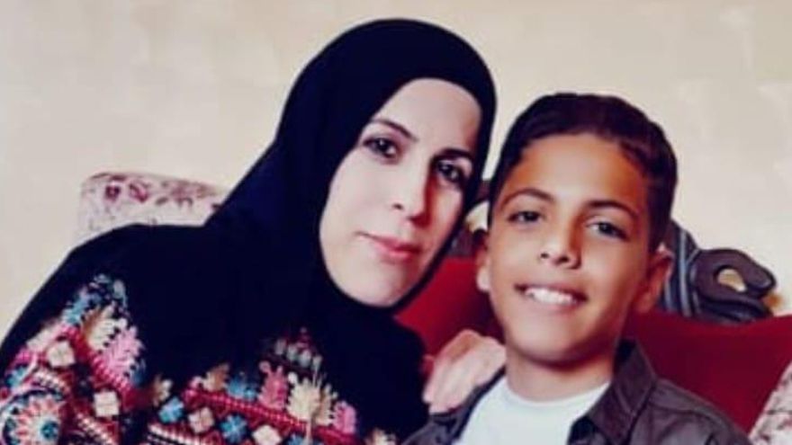 Eitemad, esposa de Khaled, con uno de sus hijos